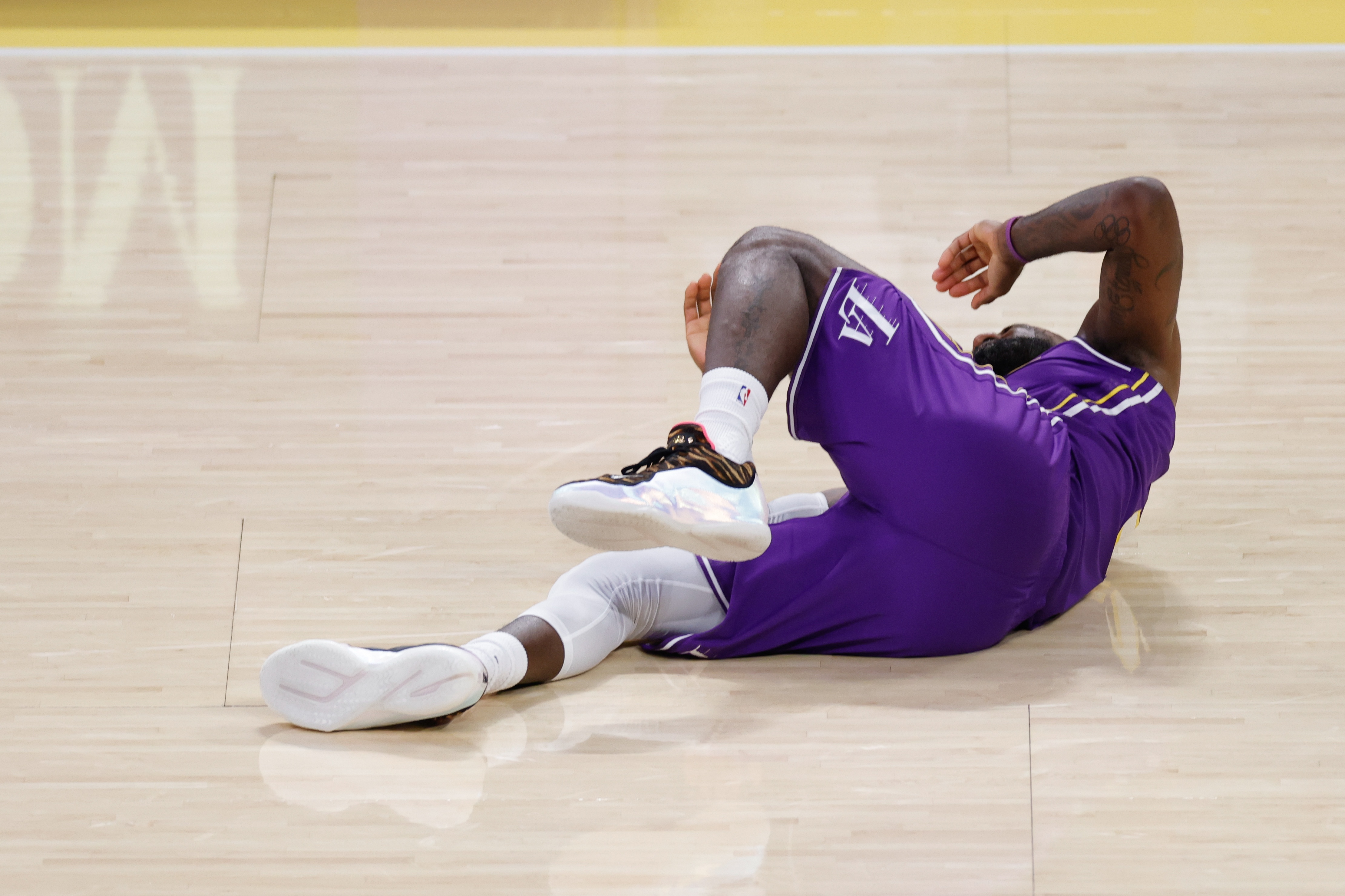 开云体育官网-杰弗森：詹姆斯的假摔是最搞笑的 因为实在太假了 根本不懂怎么摔